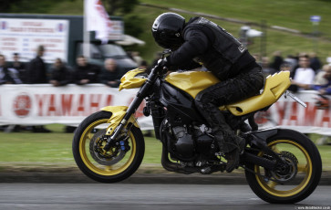 Yamaha R1