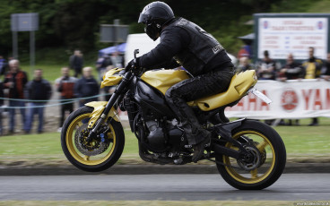 Yamaha R1 Streetfighter