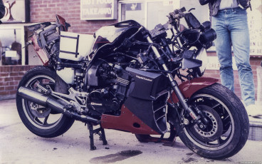 Kawasaki GPZ900R Crash