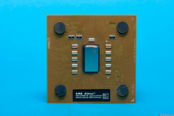 Front AMD Athlon 3200 Chip from 1999