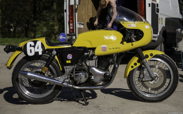 Norton Commando 64