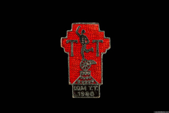 Isle of Man TT 1986 Enamel Badge